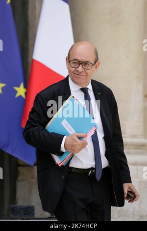 Der französische Außenminister Jean-Yves Le Drian verlässt am 07. Juni 2017 eine Kabinettssitzung im Elysée-Palast in Paris. Stockfoto