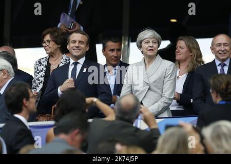 Emmanuel MACRON et Theresa May dans les Tribunes - 13.06.2017 - Frankreich / Angleterre - Spiel amical, au stade de France a Saint-Denis. Freundschaftsspiel zwischen Frankreich und England im Stade de France in Saint Denis, nördlich von Paris, Frankreich, Dienstag, 13. Juni während des Internationalen Freundschaftsspiels zwischen Frankreich und England im Stade de France, Paris Stockfoto