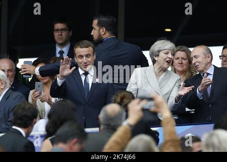 Emmanuel MACRON et Theresa May dans les Tribunes - 13.06.2017 - Frankreich / Angleterre - Spiel amical, au stade de France a Saint-Denis. Freundschaftsspiel zwischen Frankreich und England im Stade de France in Saint Denis, nördlich von Paris, Frankreich, Dienstag, 13. Juni während des Internationalen Freundschaftsspiels zwischen Frankreich und England im Stade de France, Paris Stockfoto