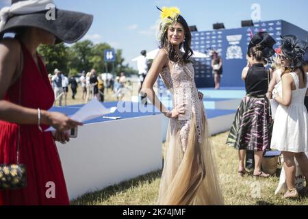 Der Longines Prix de Diane wird in diesem Jahr für seine Ausgabe 167. wieder auf der Rennbahn Chantilly sein. Dieses Rennen ist eines der prestigeträchtigsten auf dem flachen Rennkalender, ein Ereignis, das der Inbegriff französischer Eleganz und Auszeichnung ist, insbesondere dank der fein gekleideten Zuschauer aus der ganzen Welt. Stockfoto