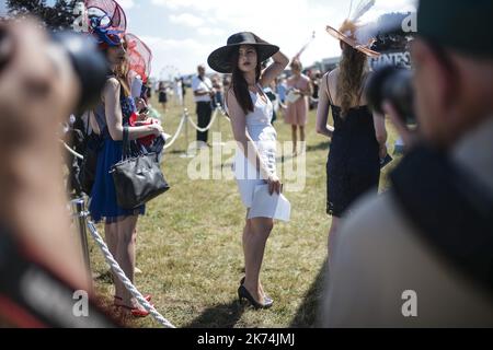 Der Longines Prix de Diane wird in diesem Jahr für seine Ausgabe 167. wieder auf der Rennbahn Chantilly sein. Dieses Rennen ist eines der prestigeträchtigsten auf dem flachen Rennkalender, ein Ereignis, das der Inbegriff französischer Eleganz und Auszeichnung ist, insbesondere dank der fein gekleideten Zuschauer aus der ganzen Welt. Stockfoto