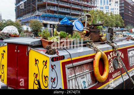 Farbenfrohe Schmalboote auf dem Regents Canal, Bauarbeiten am gegenüberliegenden Ufer, King's Cross, London, Großbritannien Stockfoto