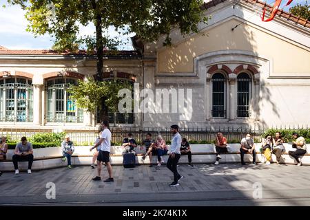 Blick auf die Menschen, die auf der Istiklal Avenue, der wichtigsten Fußgängerstraße der Stadt in Istanbul, spazieren gehen. Die Straße, die mit Gebäuden aus dem 19.. Jahrhundert gesäumt ist, sho Stockfoto