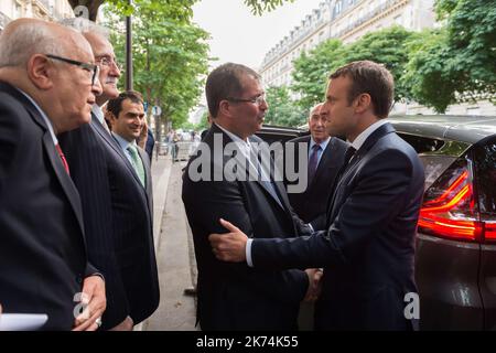 Der französische Präsident Emmanuel Macron flankierte von dem französischen Innenminister Gerard Collomb bei einem Abendessen, das vom französischen Rat des muslimischen Glaubens (CFCM) organisiert wurde, um das Fastenbrechen des Ramadan zu brechen. Stockfoto