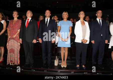 Brigitte Macron und Frankreichs Präsident Emmanuel Macron begrüßen am 23. Juni 2017 den kolumbianischen Präsidenten Juan Manuel Santos und seine Frau Maria Clemencia in der Pariser Philharmonie Stockfoto