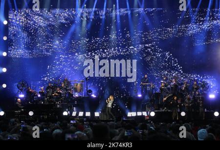 Die kanadische Sängerin Celine Dion spielt live in Paris, Frankreich Stockfoto