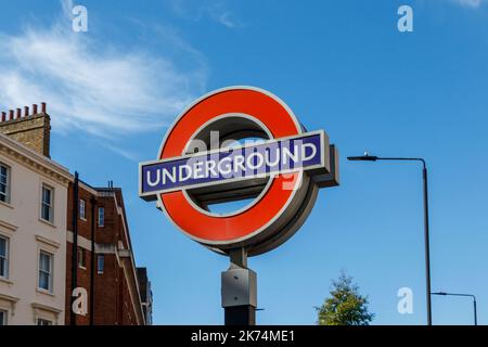 Schild der Londoner U-Bahn vor der Pimlico U-Bahn-Station, London, Großbritannien Stockfoto