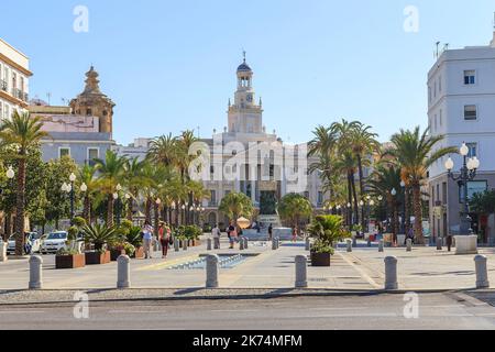 CADIZ, SPANIEN - 22. MAI 2017: Dies ist die Plaza San Juan de Dios und das Rathaus. Stockfoto