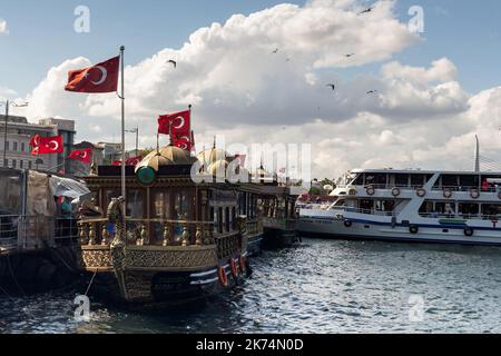 Ansicht der traditionellen Boote, die für den Verkauf von Fisch-Sandwich an der Galata-Brücke in Istanbul verwendet werden. Das Bild spiegelt die Kultur der Stadt wider. Es ist ein sonniger Summe Stockfoto