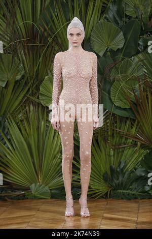 Ein Model läuft auf der Piste während der Idan Cohen Haute Couture Herbst/Winter 2017-2018 Show im Rahmen der Haute Couture Paris Fashion Week am 4. Juli 2017 in Paris, Frankreich. Stockfoto