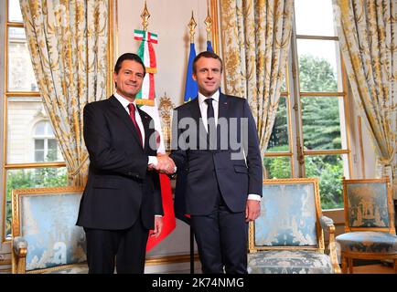 Mexikos Präsident Enrique Pena Nieto (L) schüttelt vor einem Treffen am 6. Juli 2017 im Elysée-Palast in Paris die Hände des französischen Präsidenten Emmanuel Macron. . Stockfoto