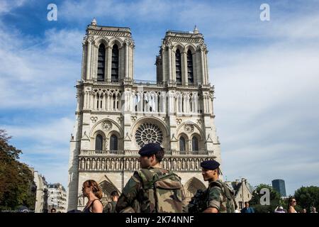 Soldaten der Operation Sentinel vor Notre-Dame de Paris. Stockfoto