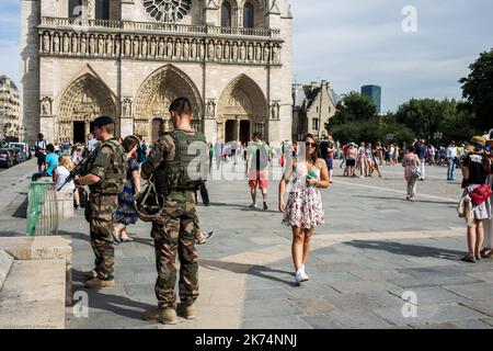 Soldaten der Operation Sentinel vor Notre-Dame de Paris. Stockfoto