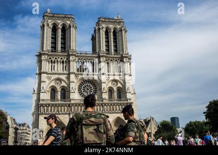 Soldaten der Operation Sentinel vor Notre-Dame de Paris. Stockfoto