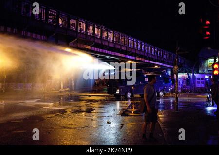 ©Simon Becker / Le Pictorium/MAXPPP - Simon Becker / Le Pictorium - 06/07/2017 - Allemagne / Hambourg / Hambourg - La veille du Debut du G20, la Police anti-emeute allemande affronte les Manifestants du Schanzenviertel de Hambourg. Simon Becker / Le Pictorium - Polizei stürzt mit Anti-G20-Demonstranten ab - 06/07/2017 - Deutschland / Hamburg / Hamburg - in der Nacht vor Beginn des Jahres G20 trifft die deutsche Anti-Riot-Polizei im Hamburger Schanzenviertel auf Demonstranten. Stockfoto