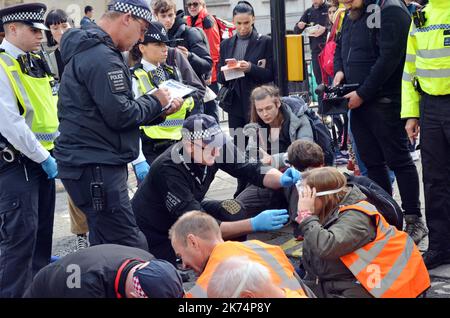 London, Großbritannien. 17. Oktober 2022. Halten Sie einfach den Verkehr im Ölblock in der Victoria Street vor der Westminster Abbey an. Kredit: JOHNNY ARMSTEAD/Alamy Live Nachrichten Stockfoto