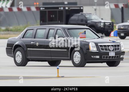 DAS Auto VON US-Präsident Donald Trump verlässt die Asphalt, nachdem er am 13. Juli 2017 am Pariser Flughafen Orly von der Air Force One ausgestiegen ist Stockfoto