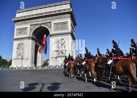 Der französische Präsident Emmanuel Macron und der Chef des Verteidigungsstabs, der französische Armeegeneral Pierre de Villiers, während der jährlichen Militärparade am 14. Juli 2017 auf der Champs-Elysees in Paris. Stockfoto