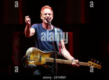 Sänger Sting tritt während seiner Show beim Jazz a Juan Festival in Juan Les Pins, Südfrankreich, am 20 2017. Juli auf. Stockfoto