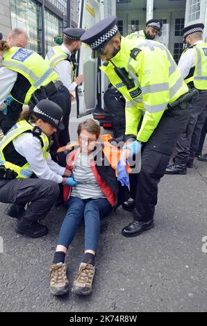 London, Großbritannien. 17. Oktober 2022. Halten Sie einfach den Verkehr im Ölblock in der Victoria Street vor der Westminster Abbey an. Kredit: JOHNNY ARMSTEAD/Alamy Live Nachrichten Stockfoto