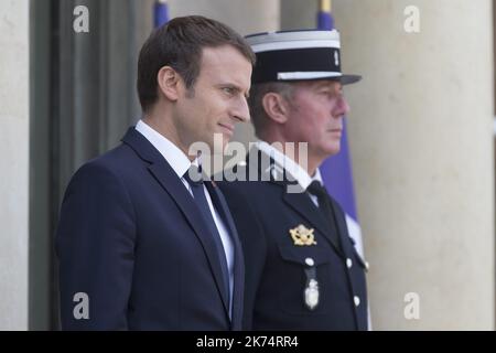 Der französische Präsident Emmanuel Macron wartet am 28. Juli 2017 im Pariser Elysee-Palast auf den portugiesischen Premierminister. Stockfoto