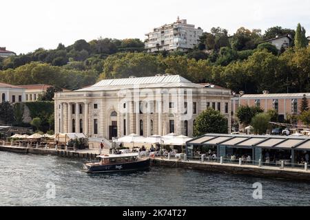 Blick auf die Menschen in einem Café am Bosporus im Ortakoy-Gebiet auf der europäischen Seite Istanbuls. Es ist ein sonniger Sommertag. Wunderschöne Szene. Stockfoto