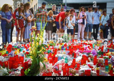 Blumen auf den Ramblas in Barcelona, Spanien, 20. August 2017. Bei einem Terroranschlag auf die beliebte Straße Las Ramblas in Barcelona am 17. August 2017 wurden mehrere Menschen getötet und andere verletzt Stockfoto