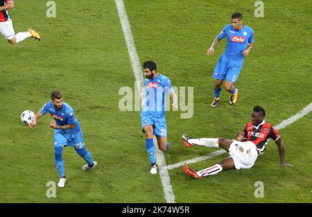 Mario Balotelli (rechts) von OCG Nice macht einen Schuss Stockfoto