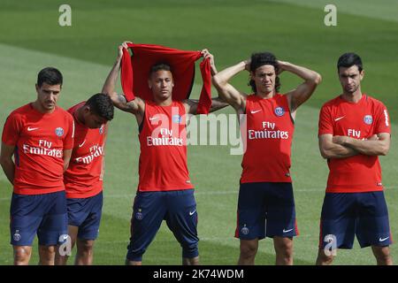 Thiago Silva, Neymar Jr, Edinson Cavani und Javier Pastore aus Paris Saint-Germain hören dem Coach vor einem Paris Saint-Germain Training am 23. August 2017 in Paris, Frankreich zu. Stockfoto