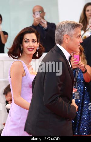 George Clooney, Amal Clooney bei der Ankunft zur Premiere von Suburbicon Red Carpet im Sala Grande während des Filmfestivals von Venedig 74. Stockfoto