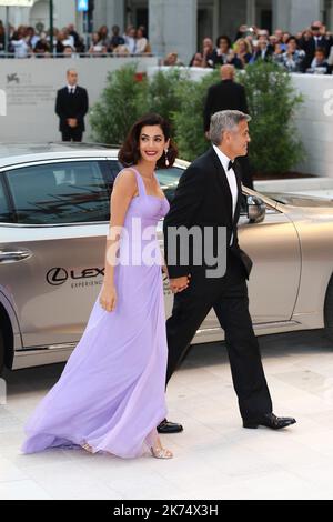 George Clooney, Amal Clooney bei der Ankunft zur Premiere von Suburbicon Red Carpet im Sala Grande während des Filmfestivals von Venedig 74. Stockfoto