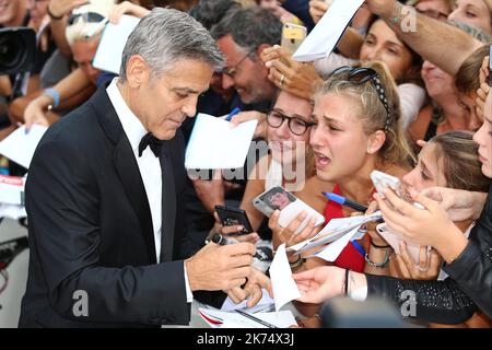 George Clooney mit Fans, die zur Premiere von Suburbicon Red Carpet im Sala Grande während des Filmfestivals von Venedig 74. eintreffen Stockfoto