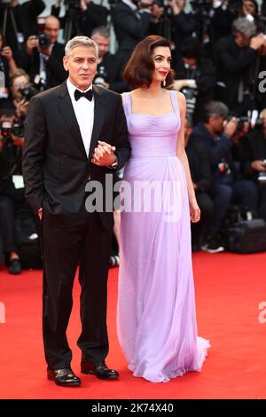 George Clooney, Amal Clooney bei der Ankunft zur Premiere von Suburbicon Red Carpet im Sala Grande während des Filmfestivals von Venedig 74. Stockfoto