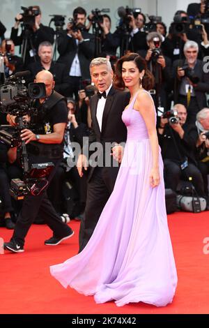 George Clooney, Amal Clooney bei der Ankunft zur Premiere von Suburbicon Red Carpet im Sala Grande während des Filmfestivals von Venedig 74. Stockfoto