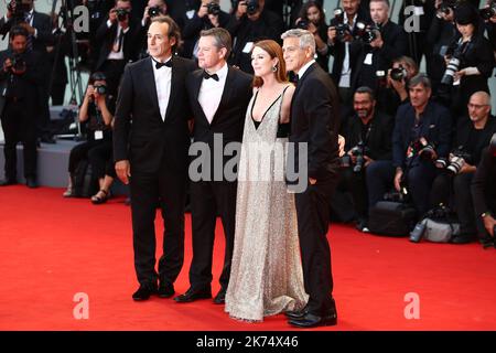 Alexandre Desplat, Matt Damon, George Clooney, Julianne Moore bei der Ankunft zur Premiere von Suburbicon Red Carpet im Sala Grande während des Filmfestivals von Venedig 74. Stockfoto