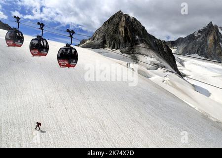 Vom Gipfel der Aiguille aus ist es möglich, den Punkt Helbronner in Italien mit dem Panorama Mont-Blanc zu erreichen. Die Gondeln fliegen vorbei, das Tal Blanche der Gletscher des Riesen. Stockfoto