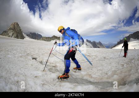 Vom Gipfel der Aiguille aus ist es möglich, den Punkt Helbronner in Italien mit dem Panorama Mont-Blanc zu erreichen. Die Gondeln fliegen vorbei, das Tal Blanche der Gletscher des Riesen. Stockfoto