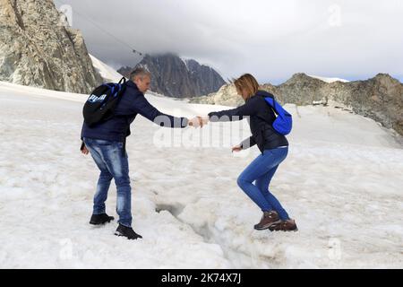 Vom Gipfel der Aiguille aus ist es möglich, den Punkt Helbronner in Italien mit dem Panorama Mont-Blanc zu erreichen. Die Gondeln fliegen vorbei, das Tal Blanche der Gletscher des Riesen. Stockfoto