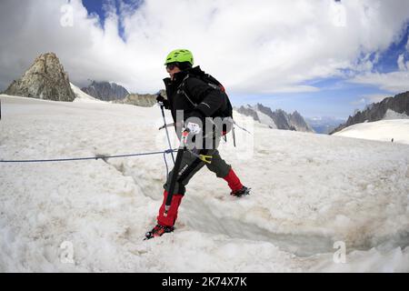 Vom Gipfel der Aiguille aus ist es möglich, den Punkt Helbronner in Italien mit dem Panorama Mont-Blanc zu erreichen. Die Gondeln fliegen vorbei, das Tal Blanche der Gletscher des Riesen. Stockfoto