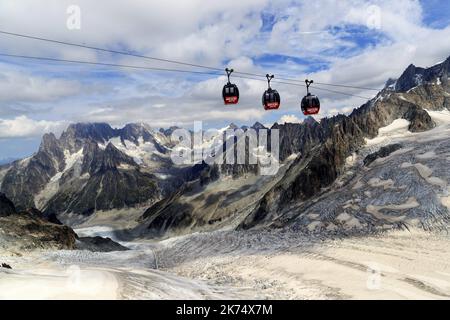 Vom Gipfel der Aiguille aus ist es möglich, den Punkt Helbronner in Italien mit dem Panorama Mont-Blanc zu erreichen. Die Gondeln fliegen vorbei, das Tal Blanche der Gletscher des Riesen. Stockfoto