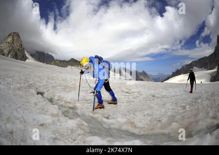 Vom Gipfel der Aiguille aus ist es möglich, den Punkt Helbronner in Italien mit dem Panorama Mont-Blanc zu erreichen. Die Gondeln fliegen vorbei, das Tal Blanche der Gletscher des Riesen. Stockfoto