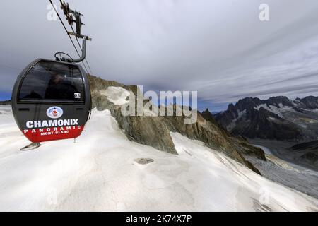 Vom Gipfel der Aiguille aus ist es möglich, den Punkt Helbronner in Italien mit dem Panorama Mont-Blanc zu erreichen. Die Gondeln fliegen vorbei, das Tal Blanche der Gletscher des Riesen. Stockfoto