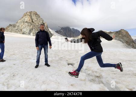 Vom Gipfel der Aiguille aus ist es möglich, den Punkt Helbronner in Italien mit dem Panorama Mont-Blanc zu erreichen. Die Gondeln fliegen vorbei, das Tal Blanche der Gletscher des Riesen. Stockfoto