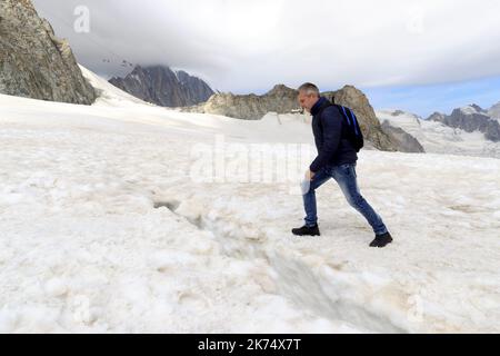 Vom Gipfel der Aiguille aus ist es möglich, den Punkt Helbronner in Italien mit dem Panorama Mont-Blanc zu erreichen. Die Gondeln fliegen vorbei, das Tal Blanche der Gletscher des Riesen. Stockfoto