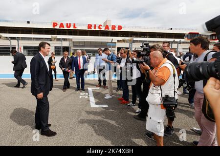 Christian Estrosi est le PDT du GIP Grand Prix de France der französische F1-Pilot Romain Grosjean spricht während einer Pressekonferenz auf dem Paul Ricard Circuit in Le Castellet am 6. September 2017 während der Präsentation des Logos für den Formel-1-Grand-Prix von Frankreich 2018. Stockfoto