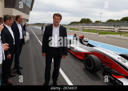 Christian Estrosi est le PDT du GIP Grand Prix de France der französische F1-Pilot Romain Grosjean spricht während einer Pressekonferenz auf dem Paul Ricard Circuit in Le Castellet am 6. September 2017 während der Präsentation des Logos für den Formel-1-Grand-Prix von Frankreich 2018. Stockfoto