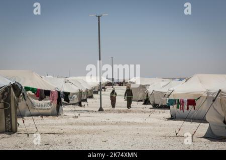 Juillet 2017 - Syrie - Rojava - Syrie du Nord - Camp de deplaces d'Ain Issa / Ambiance de Camp / des syriens originaires de Raqqa se deplacent entre les tentes Stockfoto