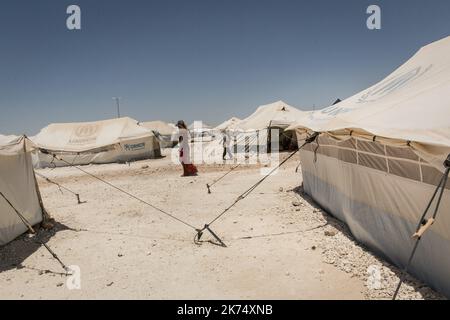 Juillet 2017 - Syrie - Rojava - Syrie du Nord - Camp de deplaces d'Ain Issa / Ambiance de Camp / Une femme passe entre les tentes Stockfoto