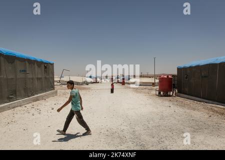 Juillet 2017 - Syrie - Rojava - Syrie du Nord - Camp de deplaces d'Ain Issa / Ambiance de Camp / UN deplace de Raqqa se deplace entre les tentes Stockfoto