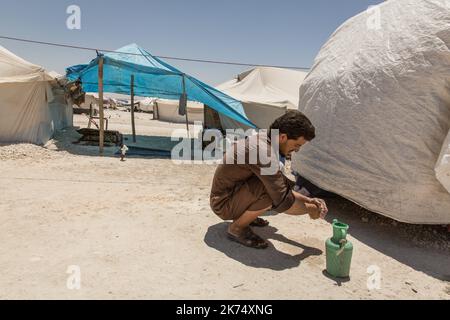 Juillet 2017 - Syrie - Rojava - Syrie du Nord - Camp de deplaces d'Ain Issa / Ambiance de Camp / UN syrien deplace de Raqqa se lave les mains Stockfoto